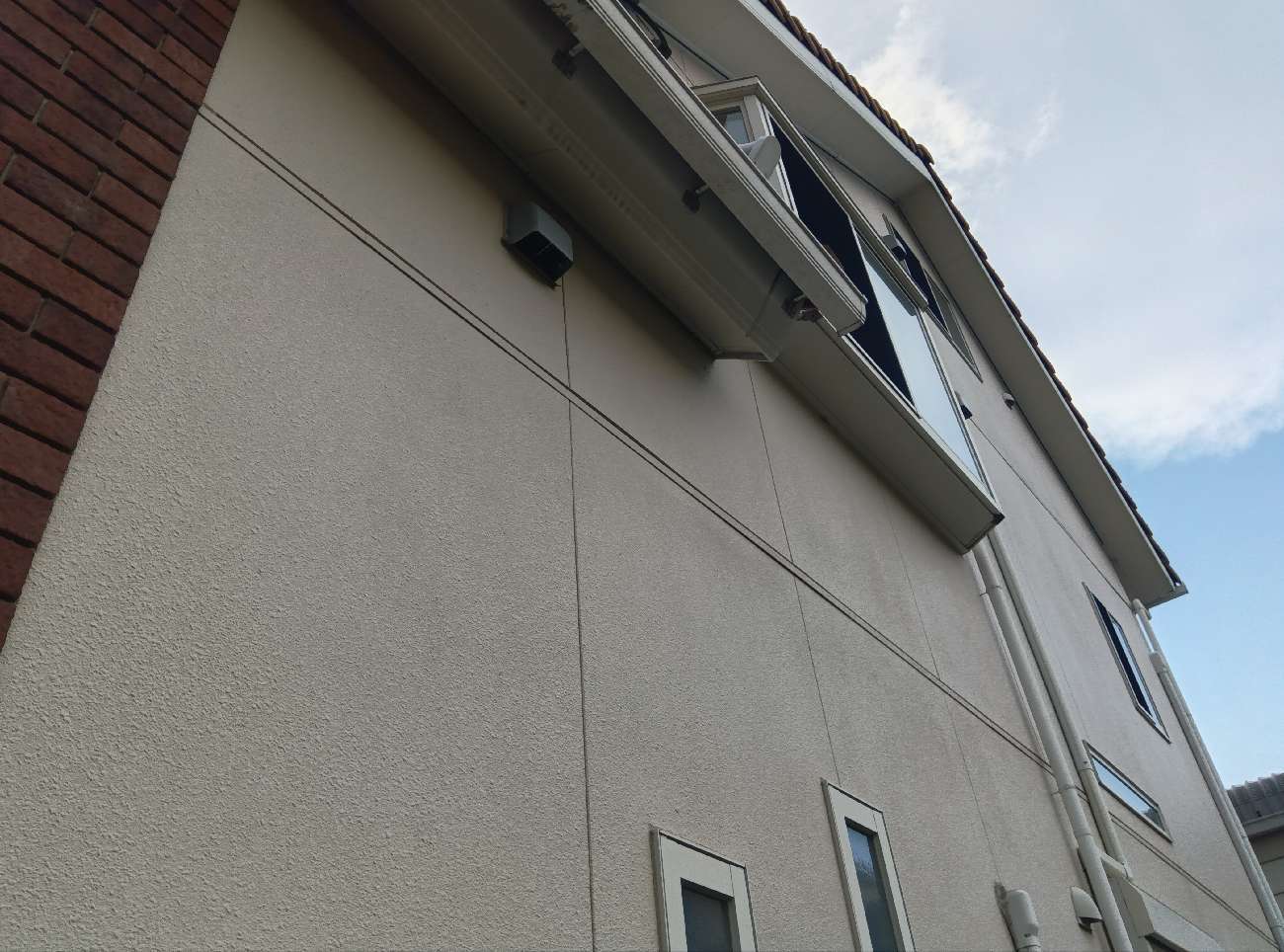 名古屋市名東区　施工前の外壁(2階見上げ)